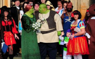 Pareja se vuelve viral al casarse vestidos como Fiona y Shrek