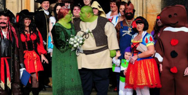 Pareja se vuelve viral al casarse vestidos como Fiona y Shrek