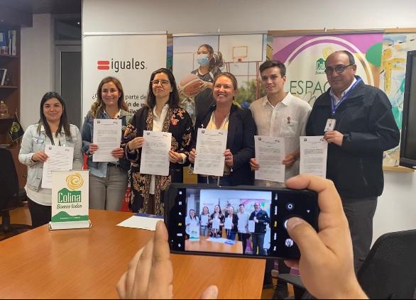 Fundación Iguales y Municipalidad de Colina firman acuerdo para informar y educar sobre diversidad sexual y de género.