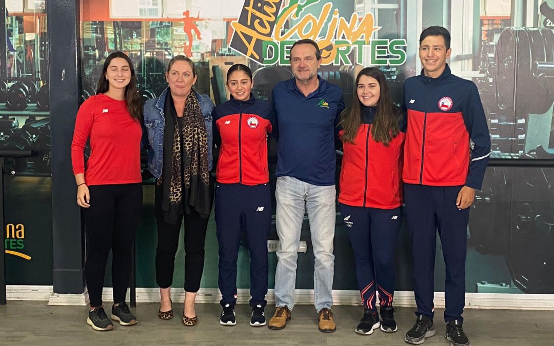 Deportistas destacados que participaron en los Juegos ODESUR de Paraguay, son recibidos por la alcaldesa de Colina, Isabel Valenzuela.